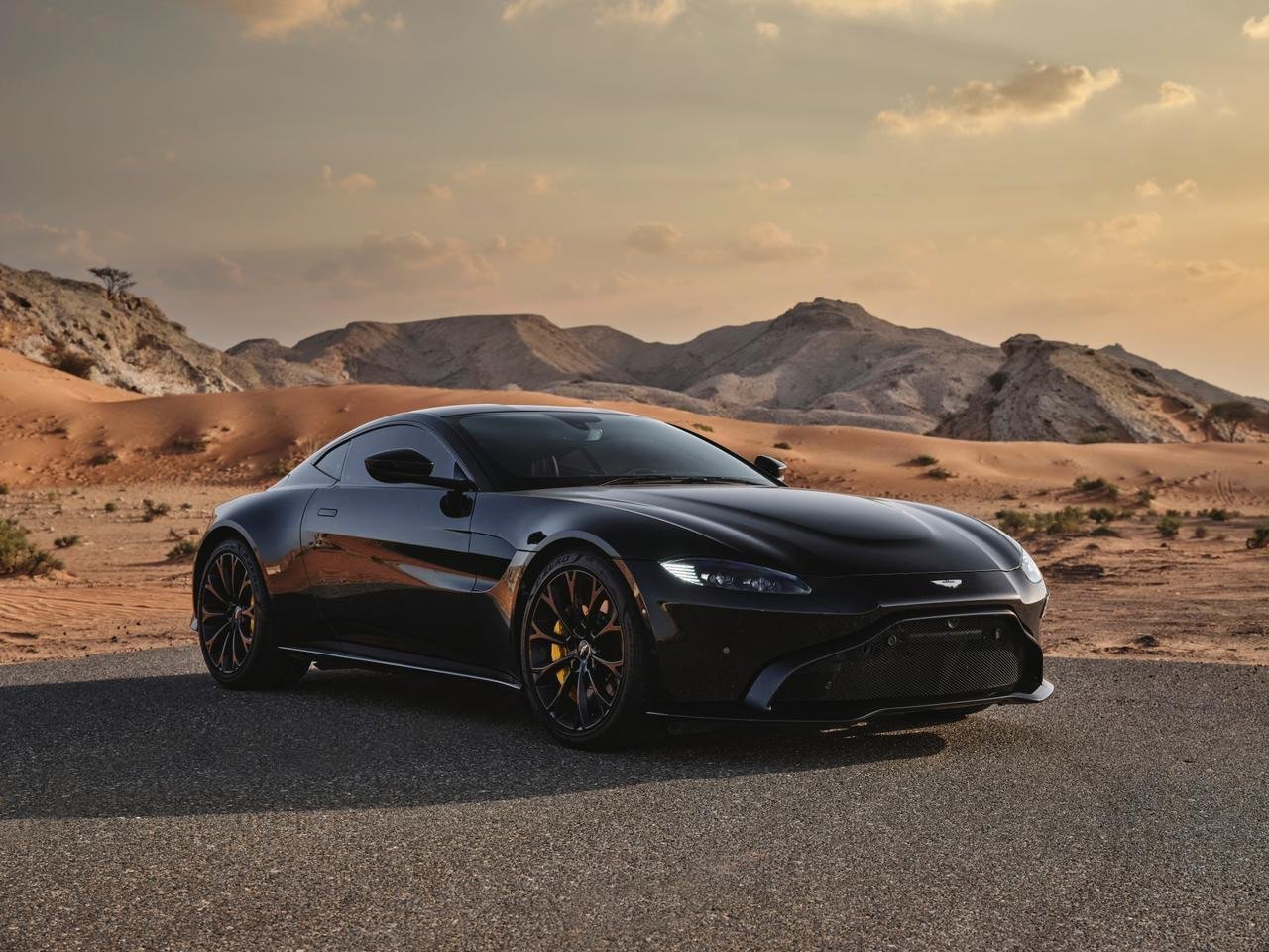 Aston Martin Vantage — vue avant, noir