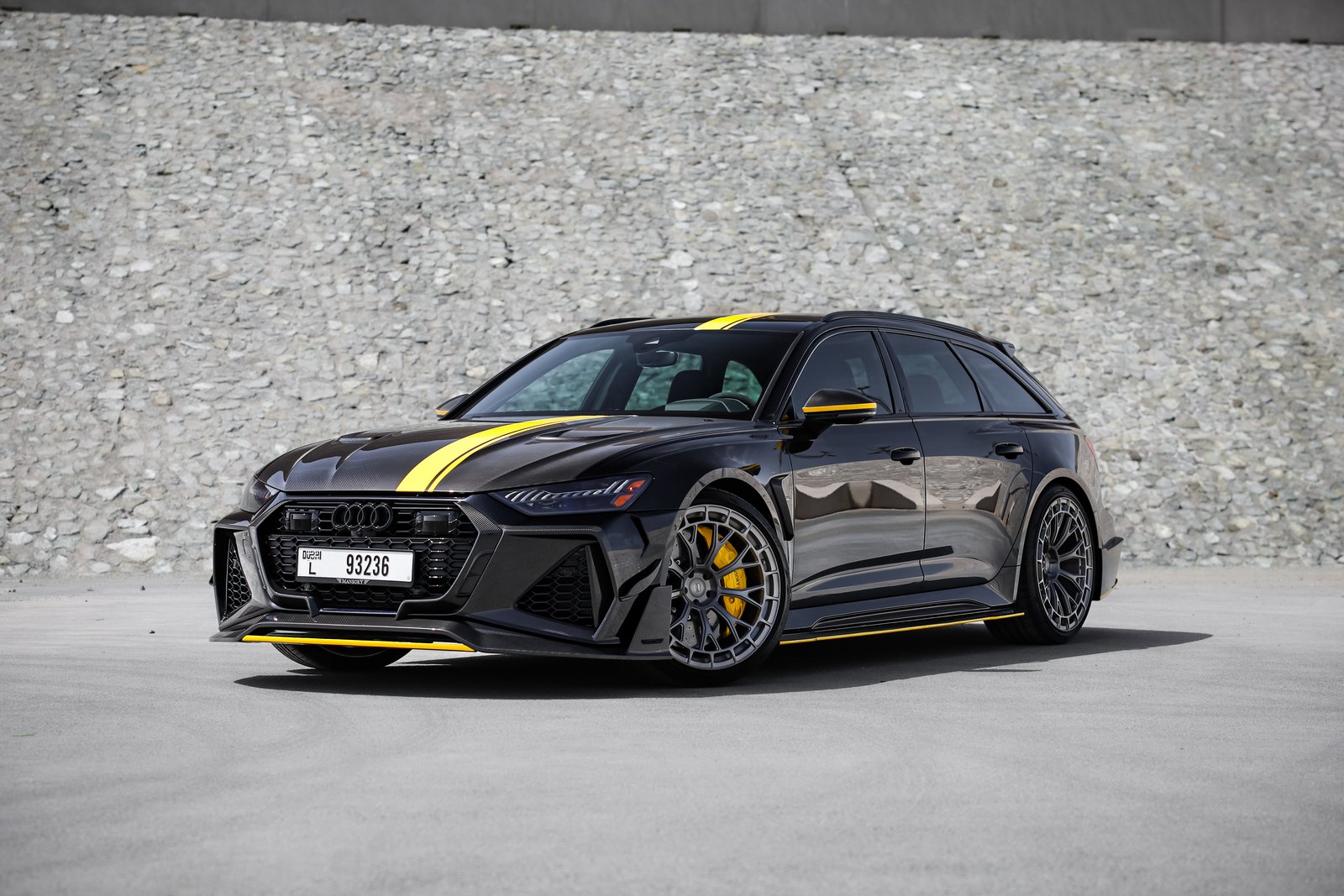 Audi RS6 Mansory — vue avant, noir carbone, bande jaune
