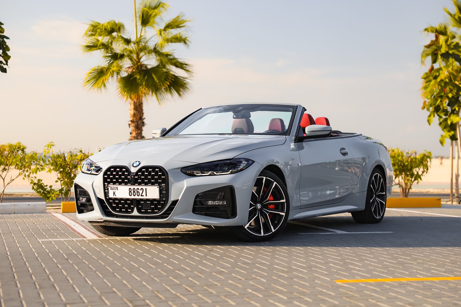 BMW 430i M Sport Cabrio — vue avant, gris nardo