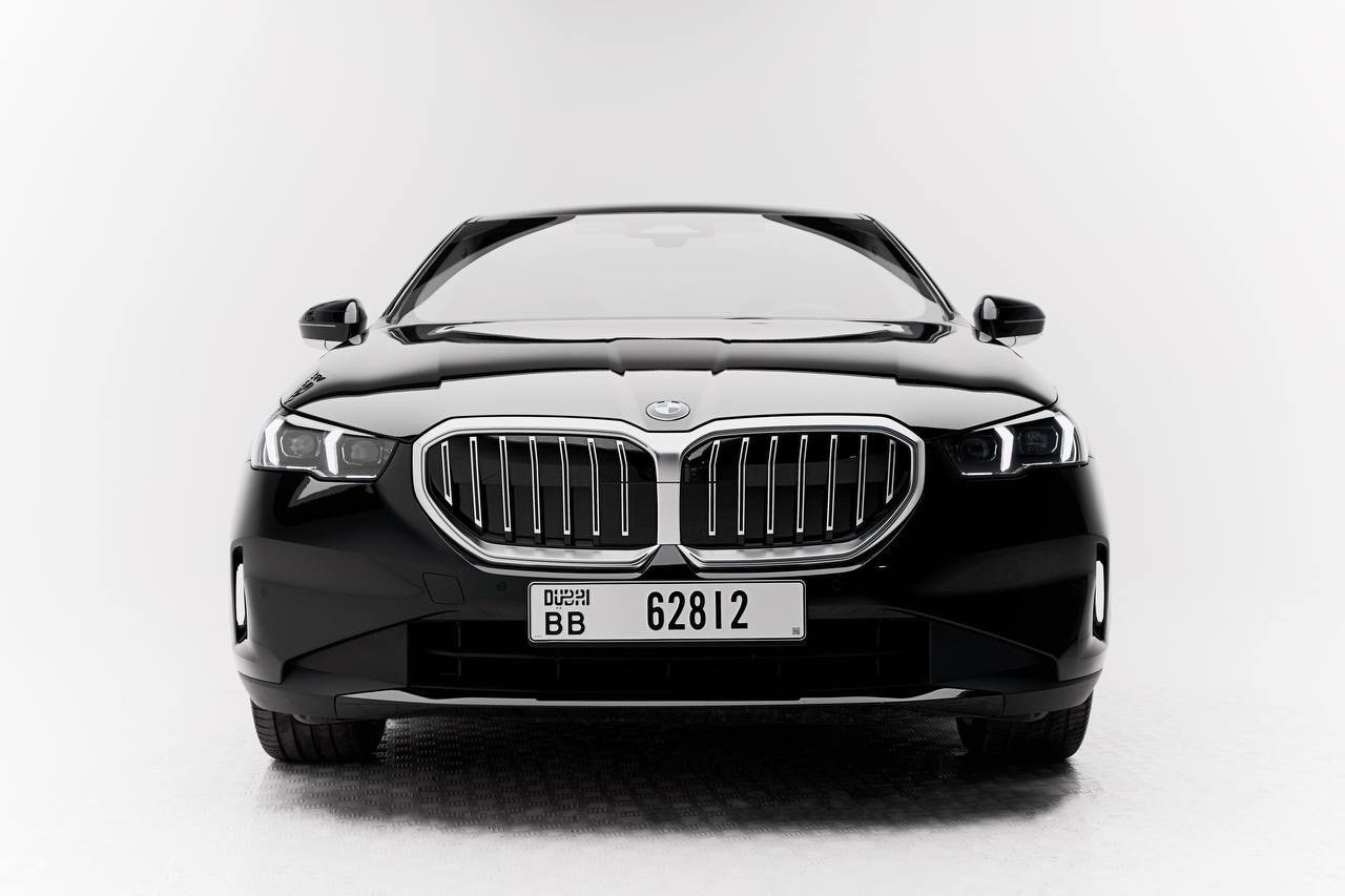 BMW 520i M Sport Pro — vue avant, noir