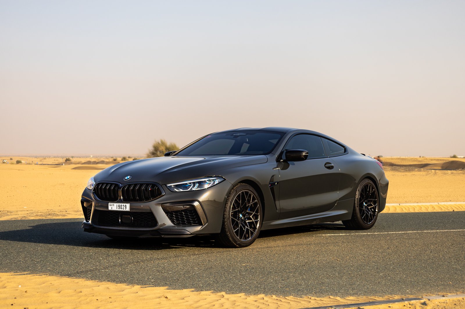 BMW M8 Competition — trois-quarts avant, gris