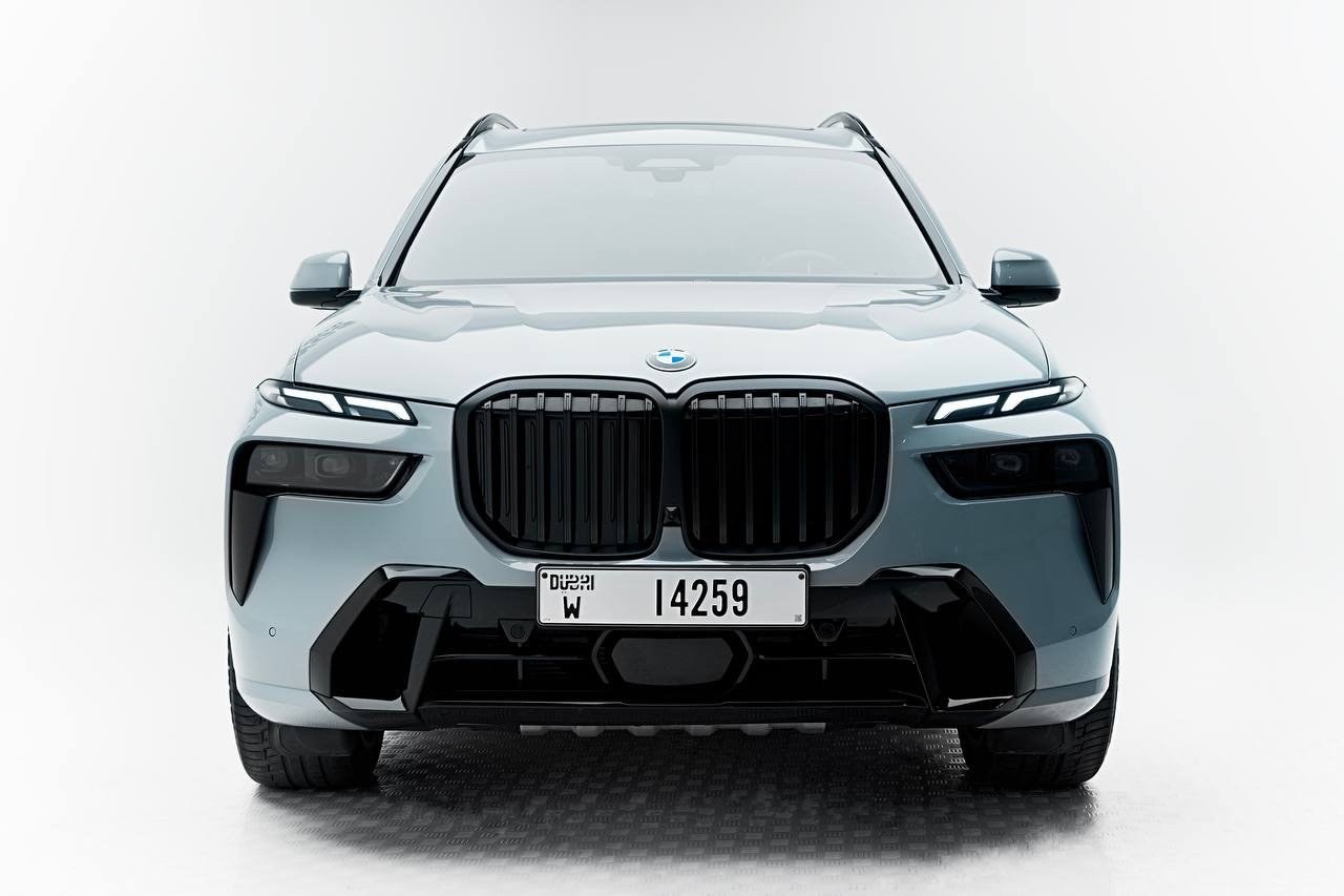 BMW X7 40i — vue avant, gris