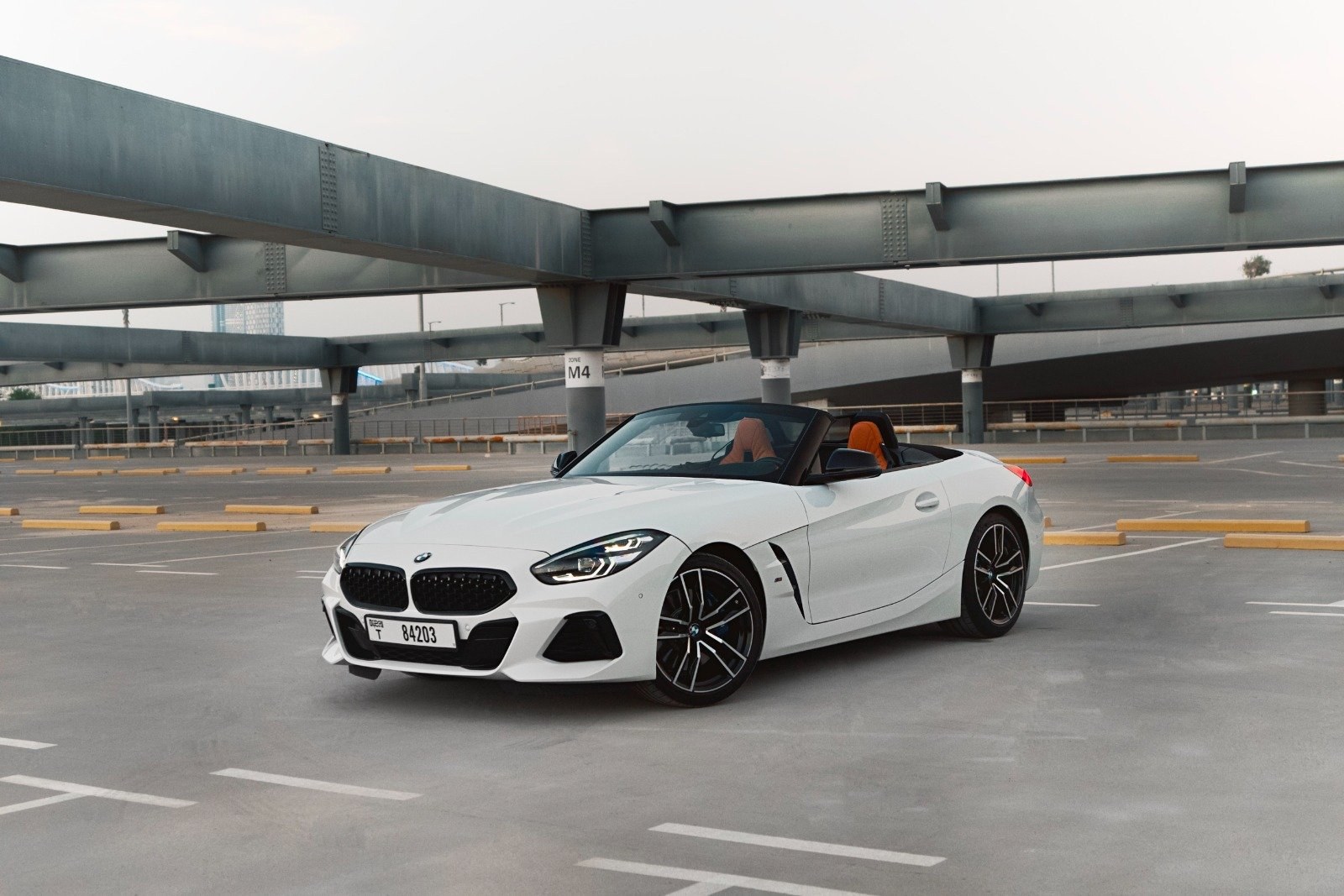 BMW Z4 M40i — trois-quarts avant, blanc