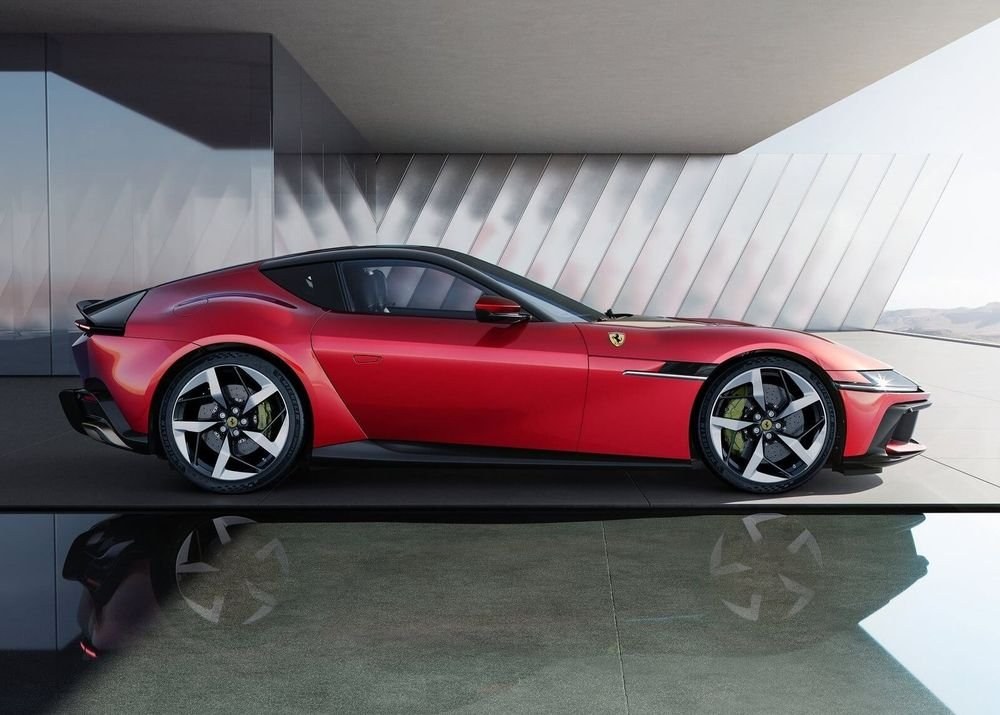 Ferrari 12 Cilindri rouge vue — profil