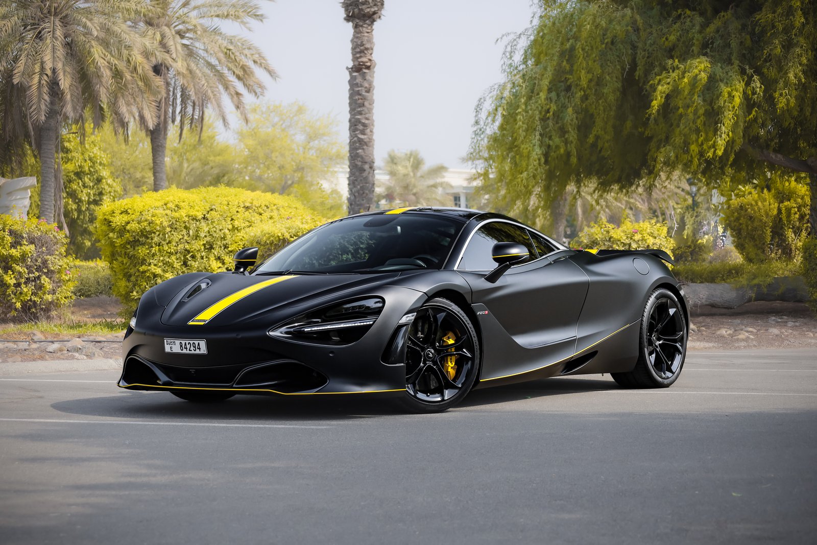 McLaren 720S — vue avant, noir, bande jaune