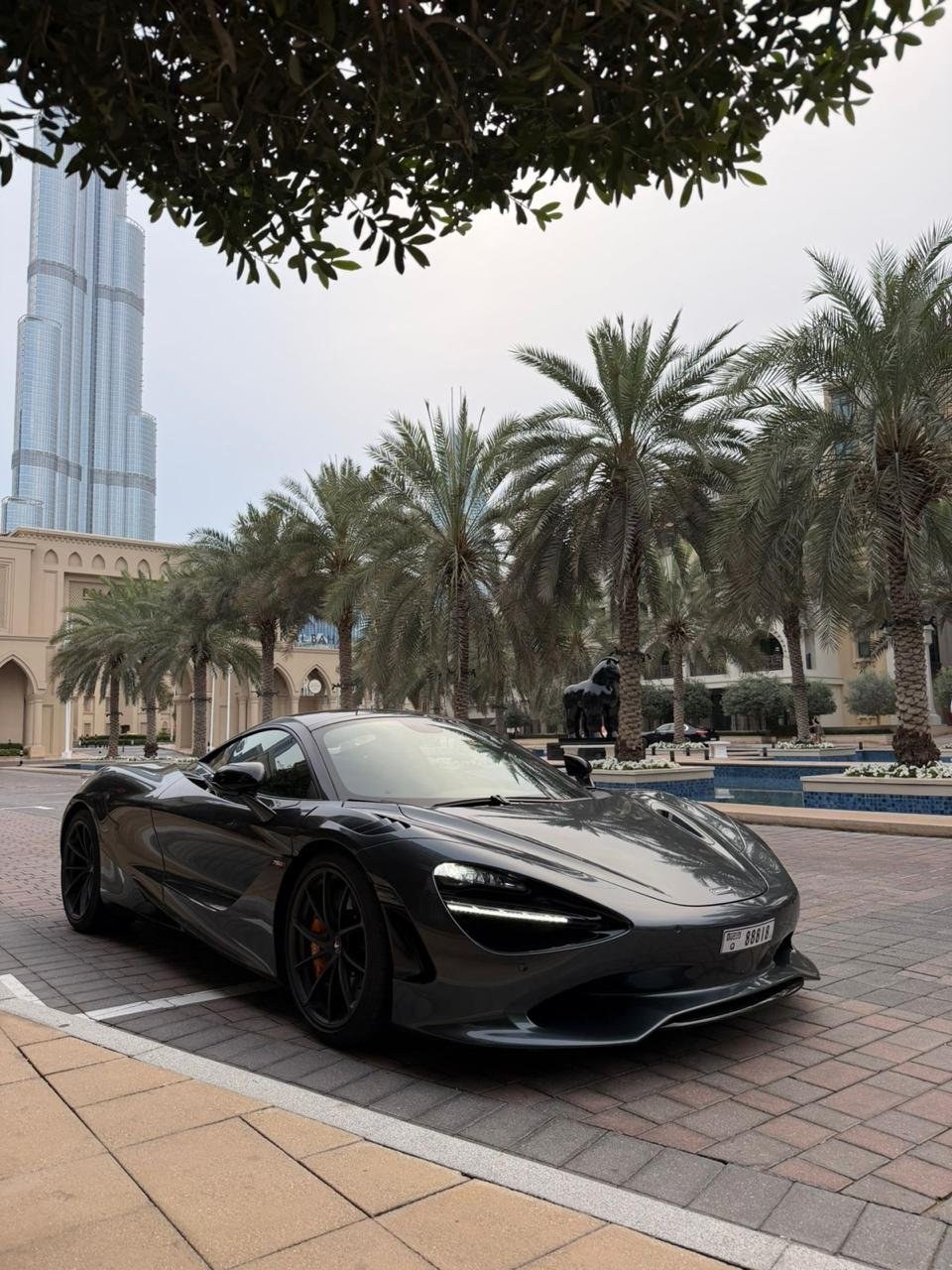 McLaren 720S — trois-quarts avant, gris