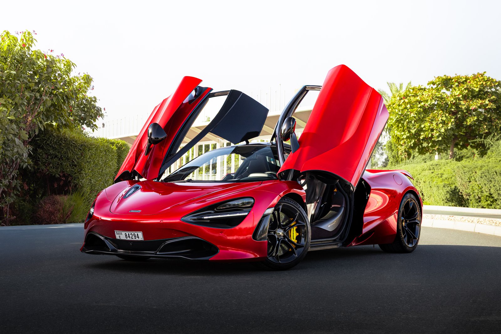 McLaren 720S rouge portes ouvertes — vue avant