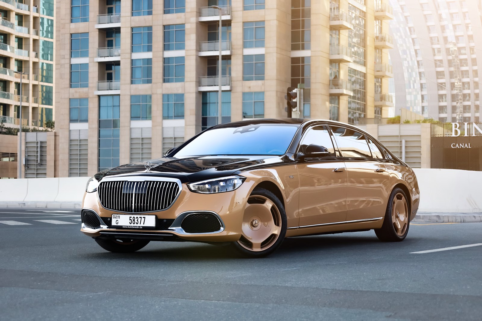 Mercedes-Maybach S680 Virgil Abloh bicolore noir et or — trois-quarts avant