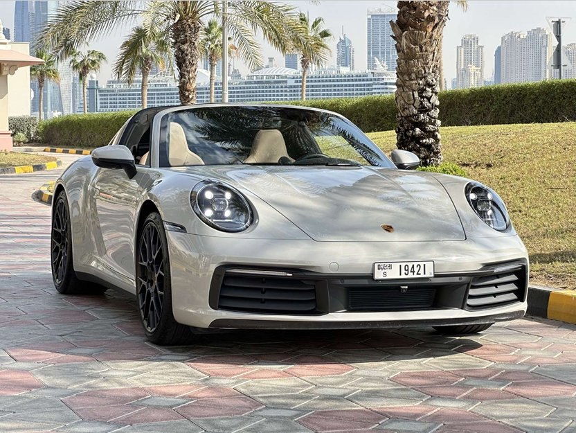 Porsche 911 Targa silver front three-quarter view
