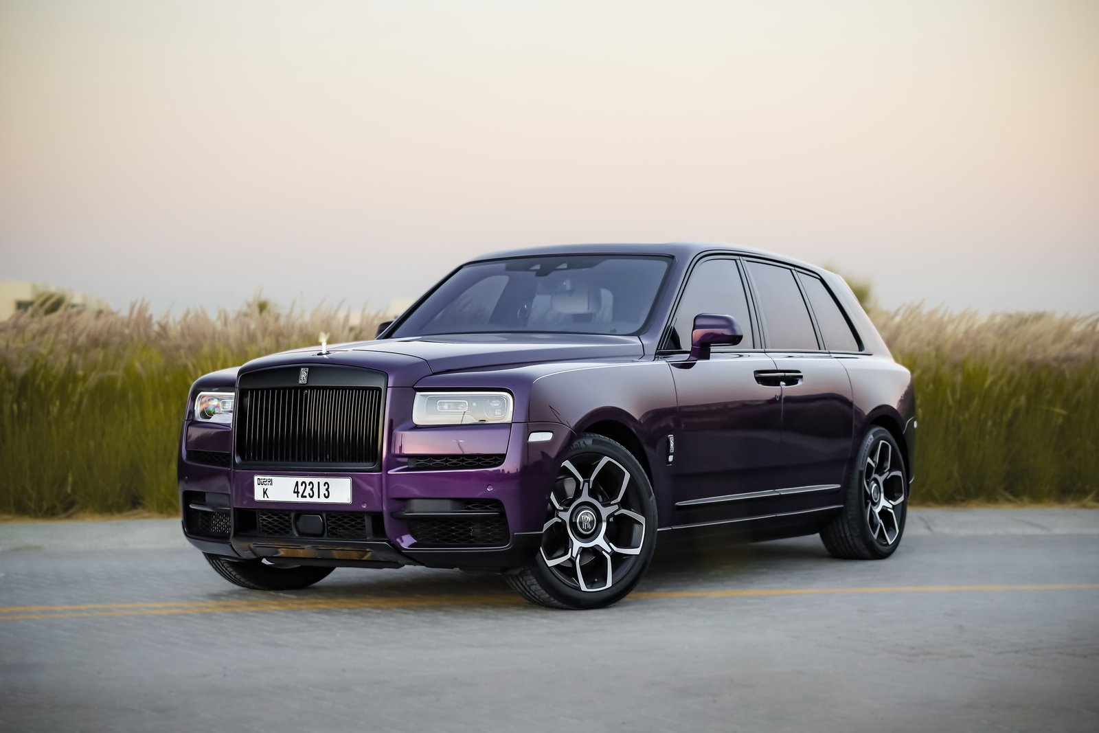 Rolls-Royce Cullinan Black Badge violet — vue avant