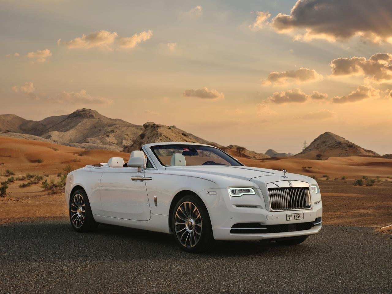 Rolls-Royce Dawn white front view