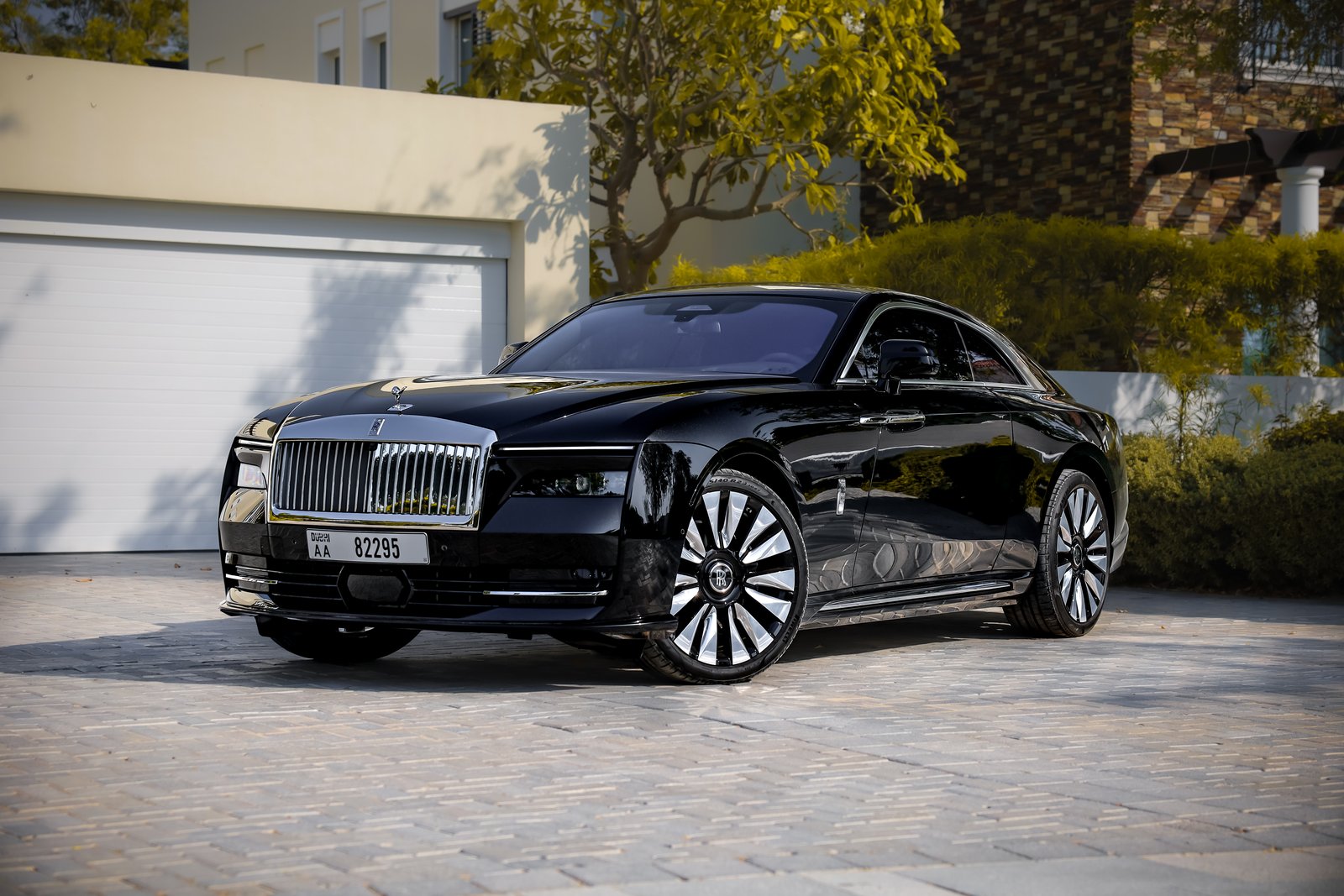 Rolls-Royce Spectre black front view
