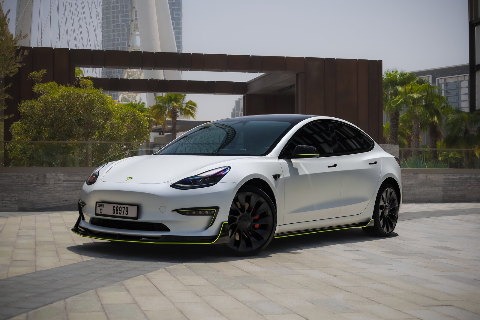 Tesla Model 3 Performance — trois-quarts avant, blanc